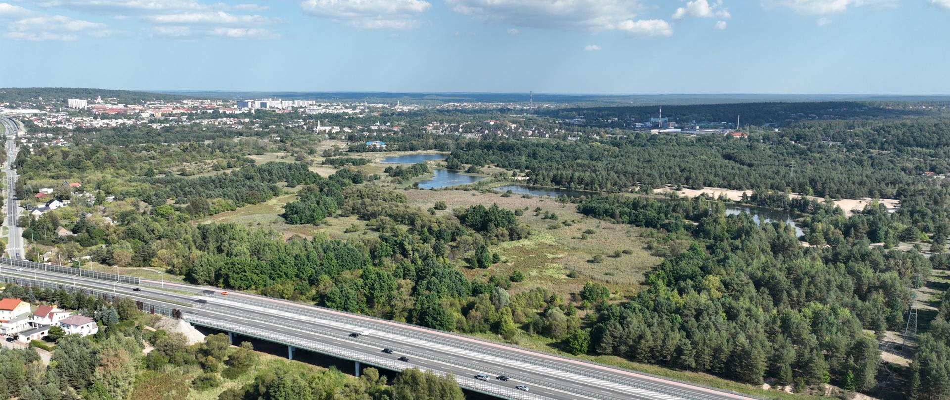 Widok na czaszę projektowanego zbiornika w części cofkowej, w rejonie drogi ekspresowej S7 