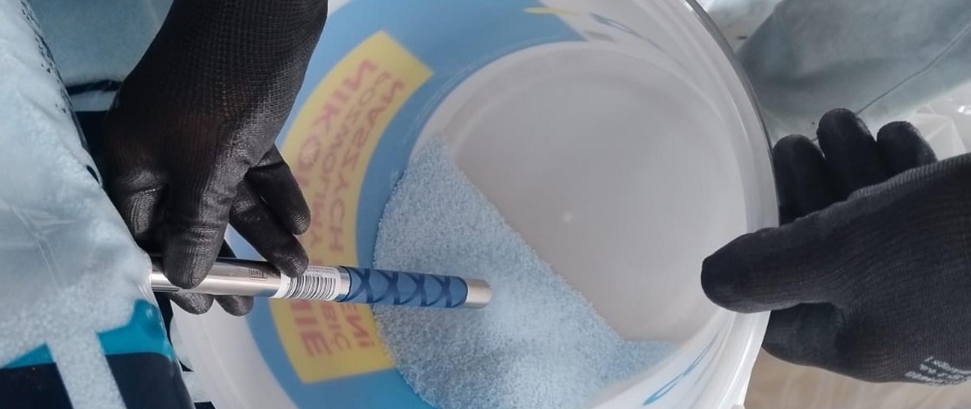 Zdjęcie przedstawia pobieranie próby nawozu