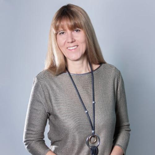 Elgancko ubrana kobieta uśmiecha sie do zdjęcia