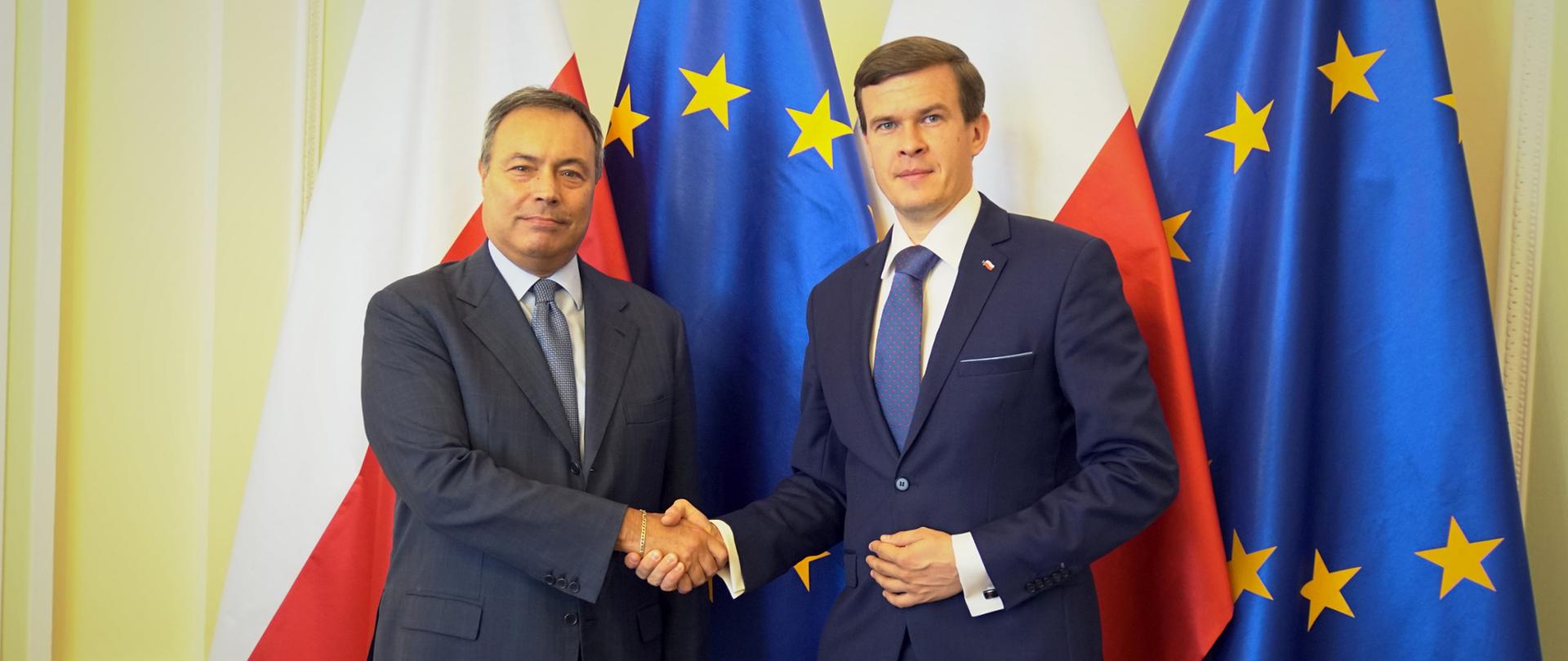 Minister i Ambasador przy flagach