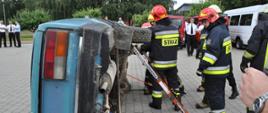 Strażacy ćwiczący stabilizację przewróconego pojazdu 