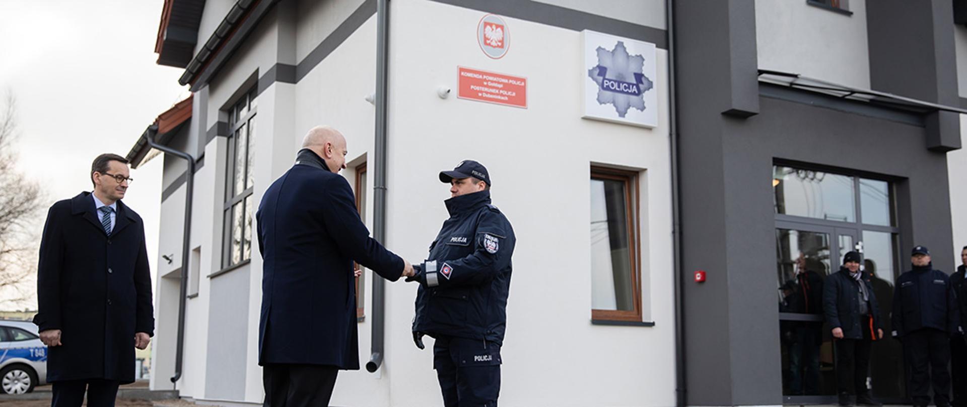 Minister Joachim Brudziński przekazuje klucze komendantowi posterunku