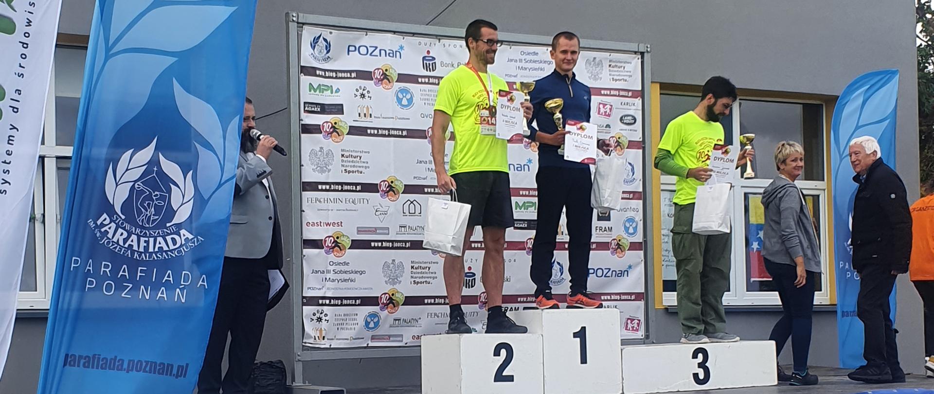 NA ZDJĘCIU STRAŻAK PSP NA PODIUM BIEGU