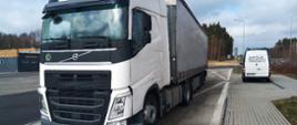 Ciężarówka zatrzymana do kontroli przez inspektorów lubuskiej Inspekcji Transportu Drogowego. Na pierwszym planie skontrolowany samochód ciężarowy. W tle inspekcyjny furgon.