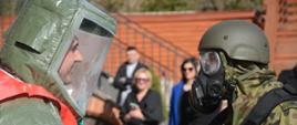 Na zdjęciu po lewej ratownik w specjalnym uniformie, po prawej ratownik w mundurze wojskowym oraz w masce przeciwchemicznej