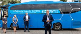 Szczepionkobus w Sadkach. Na zdjęciu - na tle szczepionkobusa na pierwszym planie przemawia Wojewoda Kujawsko-Pomorski. 
