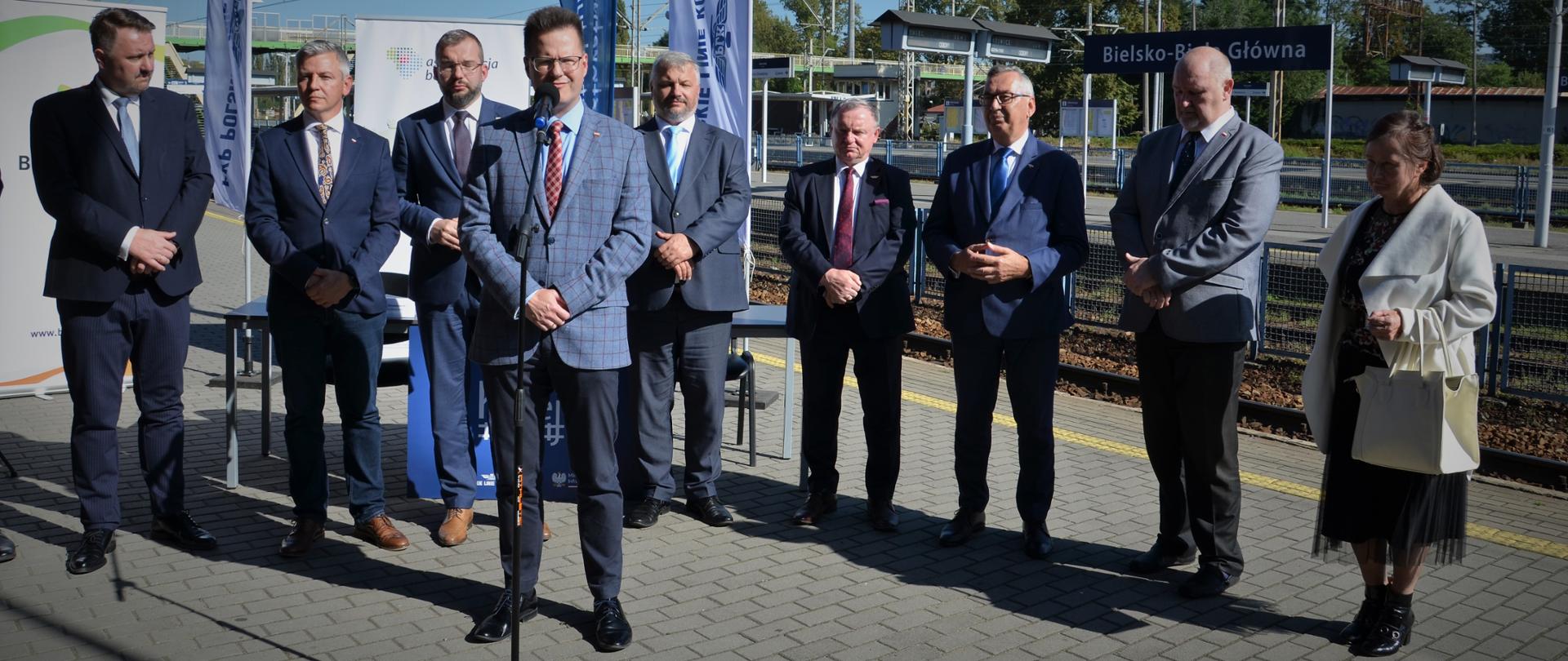 28 września 2023 r. wiceminister infrastruktury Andrzej Bittel uczestniczył w podpisaniu przez PKP Polskie Linie Kolejowe SA i Miasto Bielsko-Biała umowy na rewitalizację linii kolejowej nr 190 na odcinku Skoczów – Bielsko-Biała, realizowanej w ramach Rządowego programu uzupełniania lokalnej i regionalnej infrastruktury kolejowej Kolej Plus do 2029 r. 