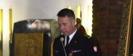 Na zdjęciu Komendanta Powiatowego podczas czytania podczas liturgii