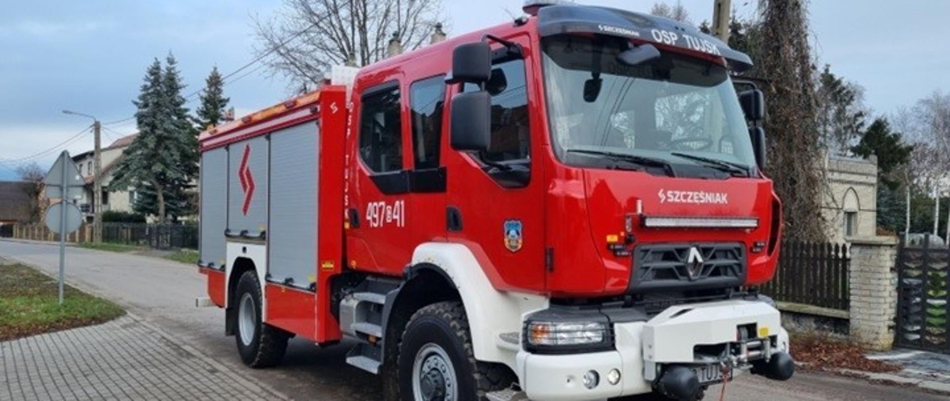 Samochód gaśniczy stoi na drodze.