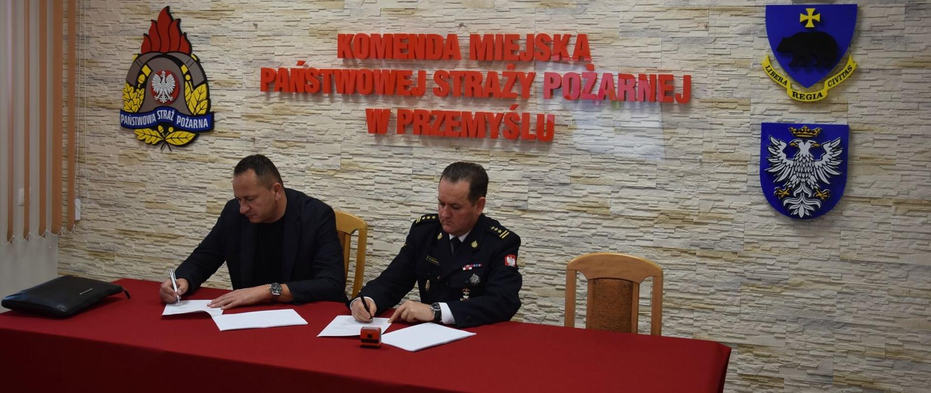 Na zdjęciu komendant miejski i prezes zarządu podczas podpisywania umowy na budowę JRG w Dubiecku - etap I