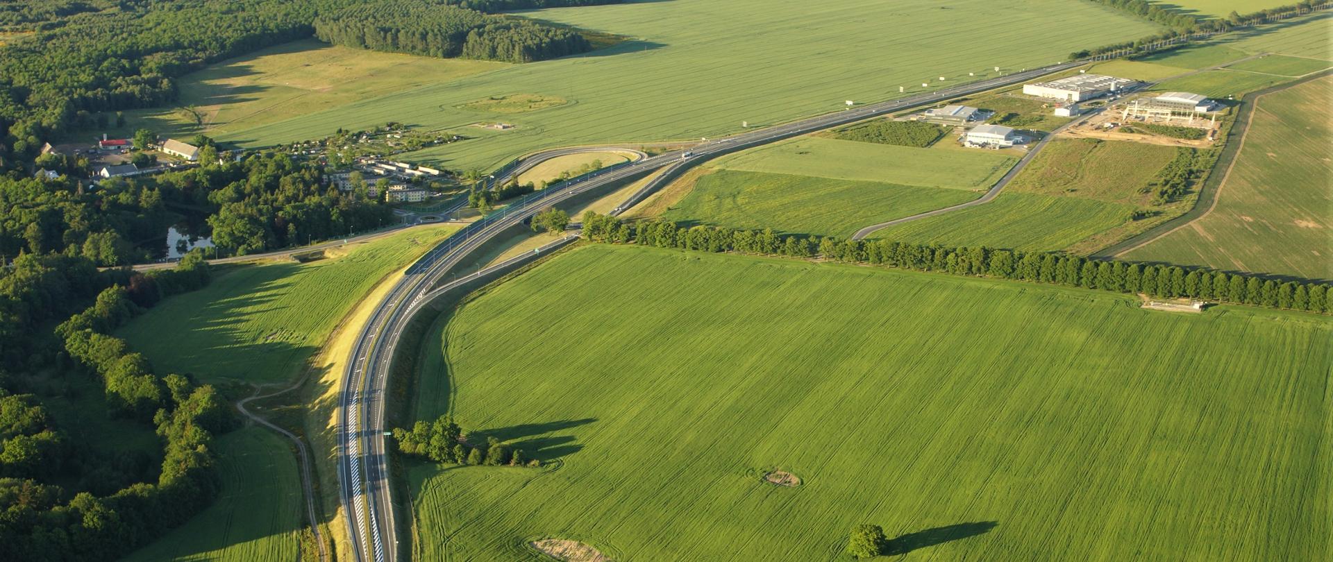 Zdjęcie przedstawia drogę ekspresową S6 w pobliżu węzła Redzikowo, gdzie rozpoczyna się inwestycja odc. S6 koniec obw. Słupska - Bobrowniki.