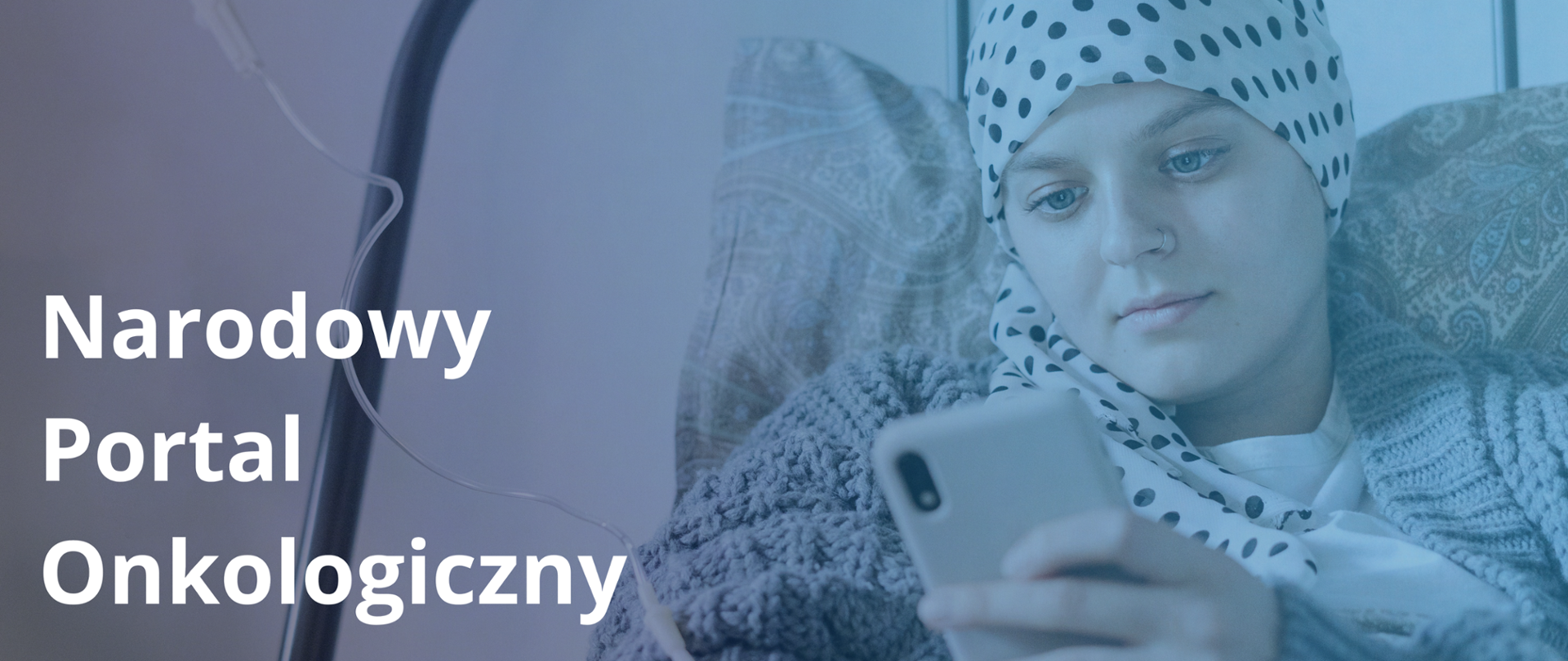 W tle widać siedząca w fotelu kobietę w chustce na głowie, w dłoni trzyma telefon. Na pierwszym planie jest napis Narodowy Portal Onkologiczny