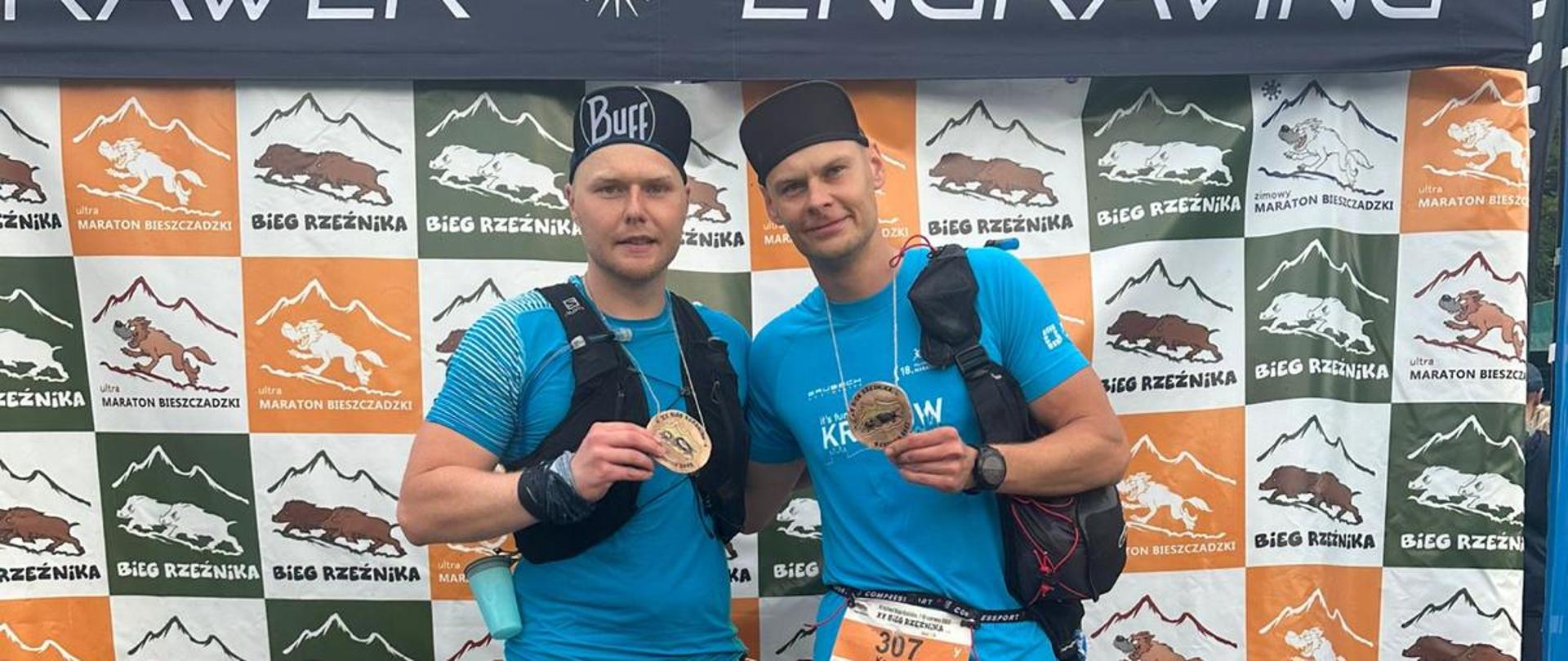 Bracia na mecie biegu. 