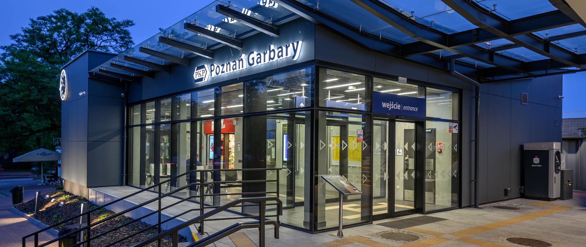 Na zdjęciu widać oświetlony dworzec kolejowy Poznań Garbary