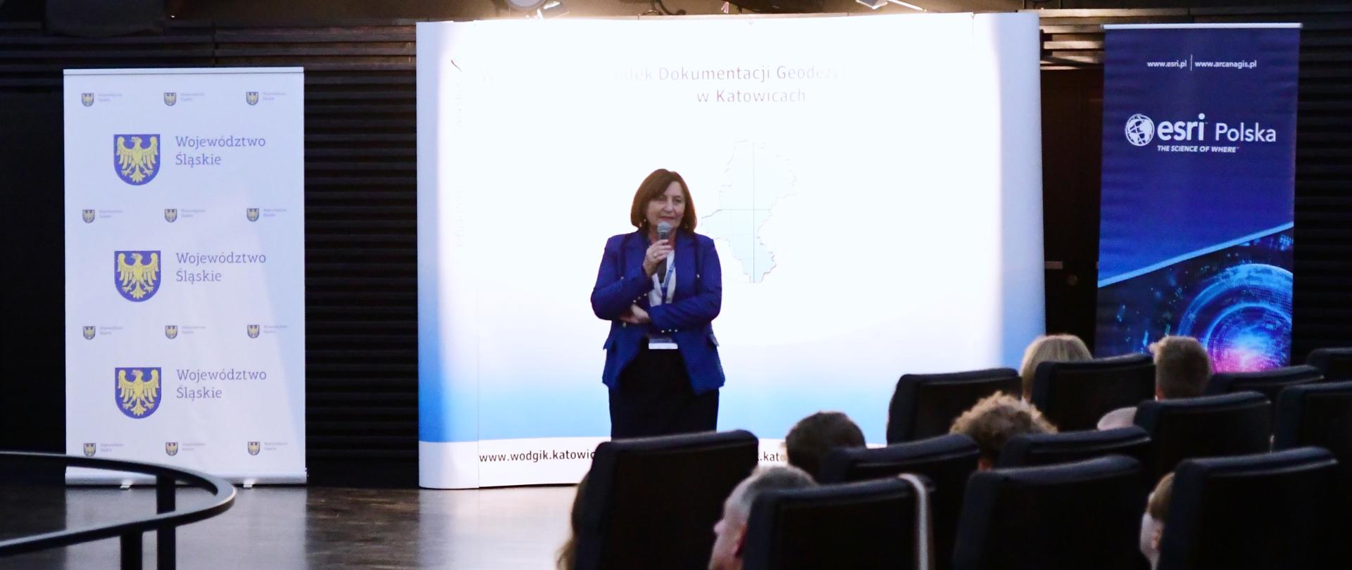 Alicja Kulka, p.o. Główny Geodeta Kraju podczas wygłaszania prezentacji „Geodezja w kosmosie”.