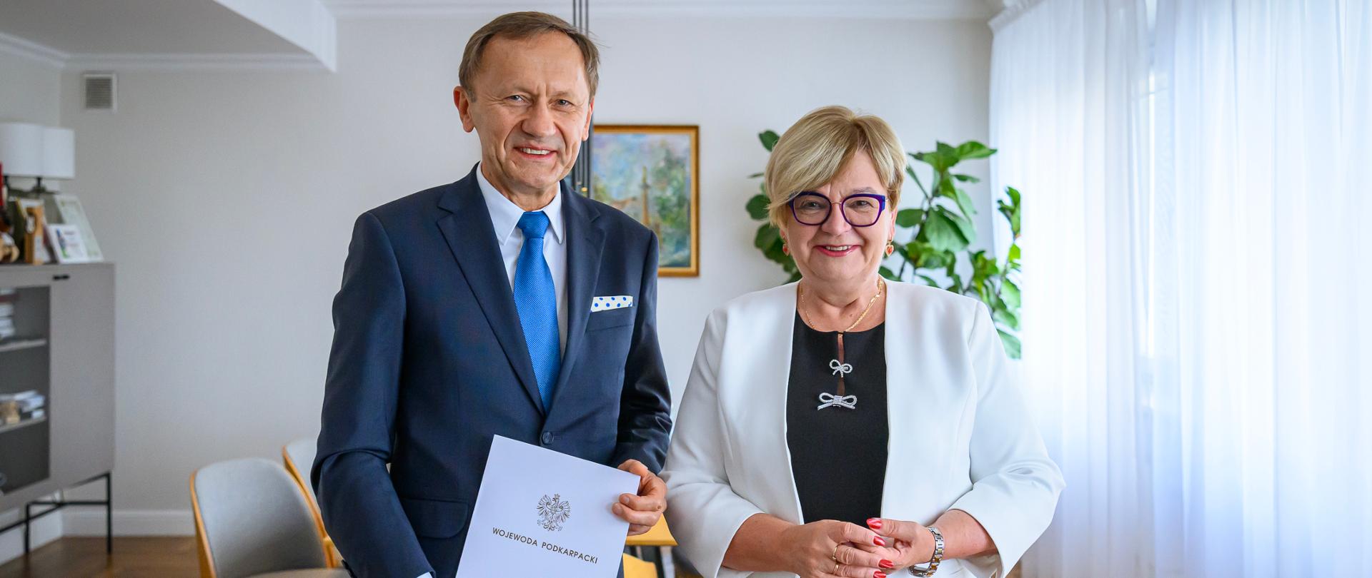 Zdjęcie przedstawia wojewodę i konsultanta w ochronie zdrowia