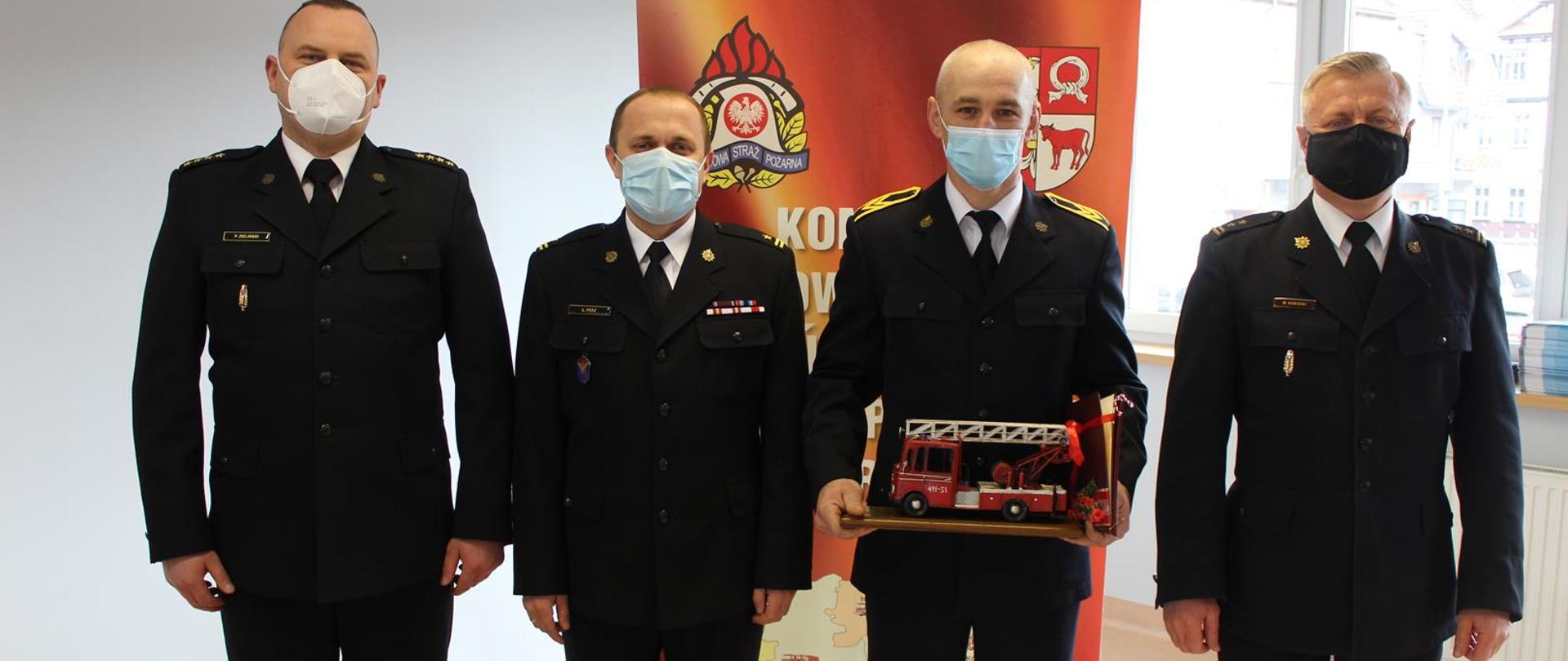 Od prawej Komendant Powiatowy PSP ST. OGN. GRZEGORZ BERNACKI dowódca jednostki oraz zastępca komendanta