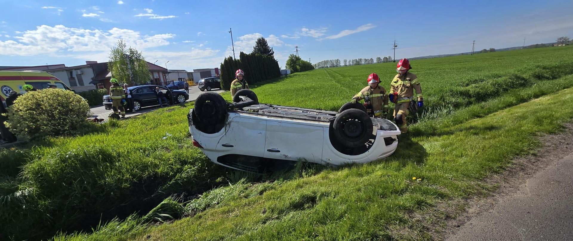 Dachowanie pojazdu i jedna osoba poszkodowana 