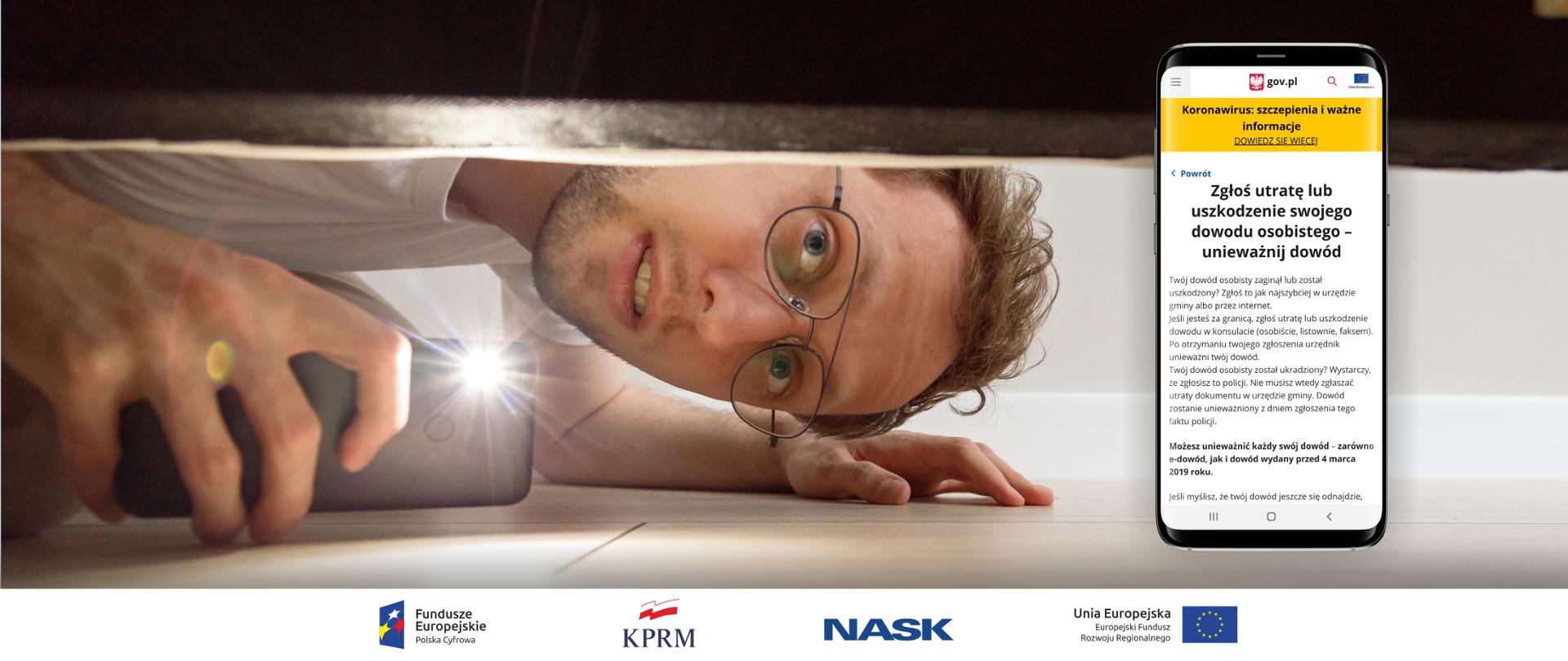Zdjęcie mężczyzny w okularach, który szuka czegoś pod łóżkiem, świecąc latarka z telefonu. Po prawej stronie powiększony smartfon, na którego ekranie widać otwartą stronę www z e-usługą – Zgłoś utratę lub uszkodzenie swojego dowodu osobistego – unieważnij dowód.