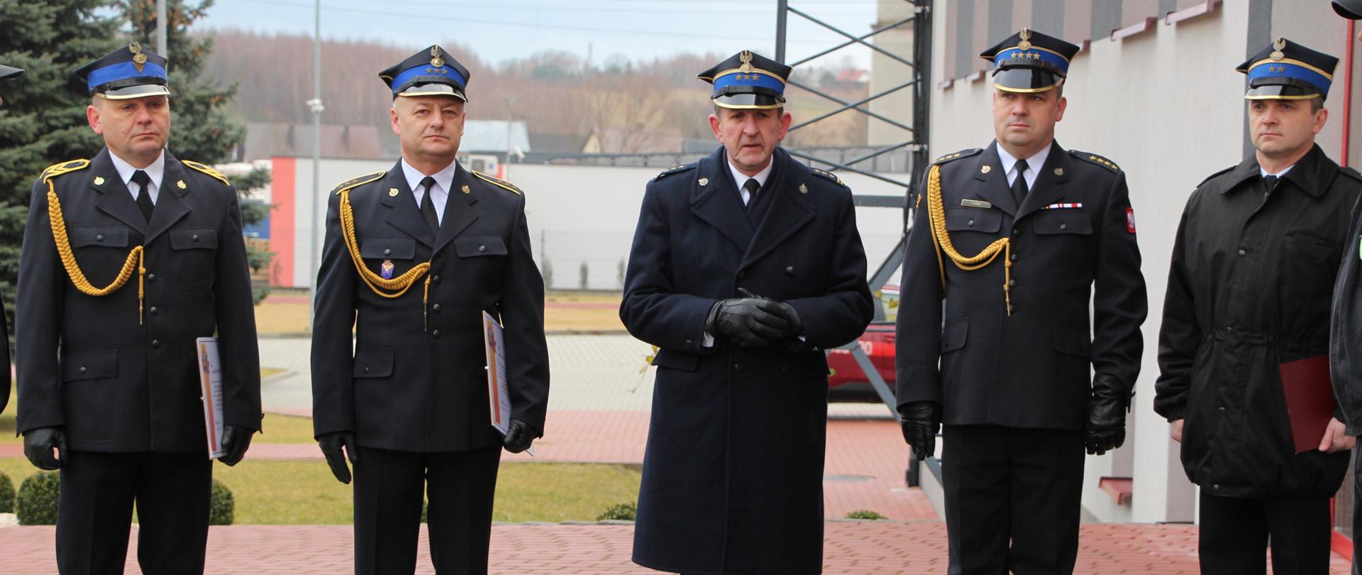 Zdjęcie pamiątkowe przedstawia od lewej st. ogn. Rafał Stachowicz, asp. sztab. Dariusz Poświat, komendant miejski st. bryg. Sławomir Karwat, zastępca dowódcy Jednostki Ratowniczo-Gaśniczej nr 4 st. kpt. Paweł Nyk, naczelnik wydziału kadr bryg. Rafał Wójcik