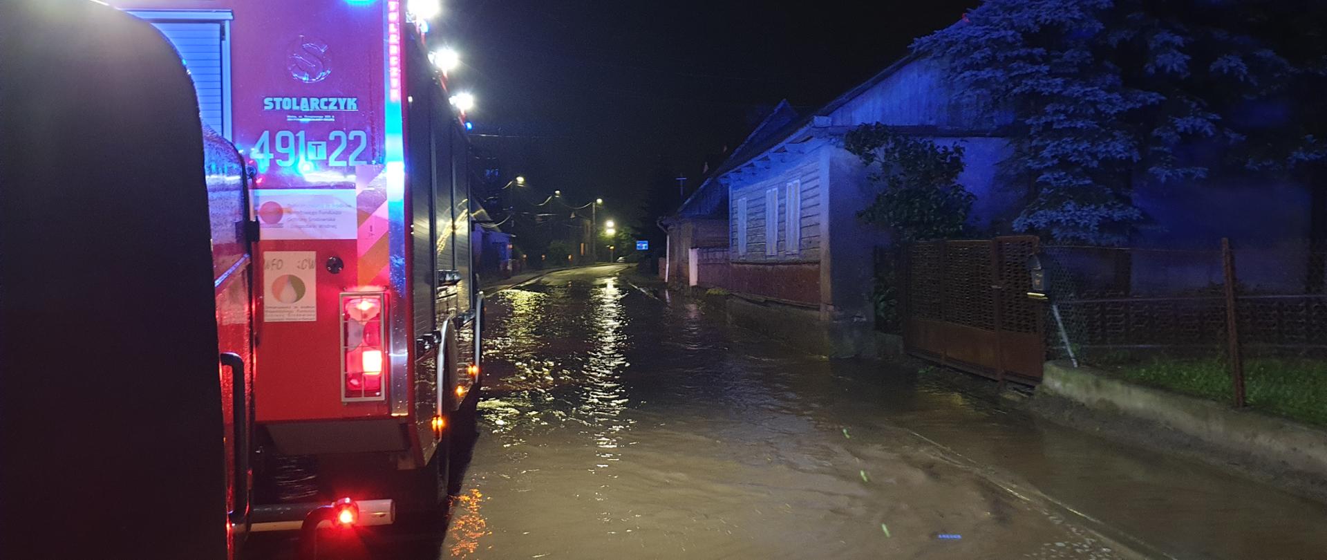 Pojazd z JRG na podtopionej ulicy w Wąchocku