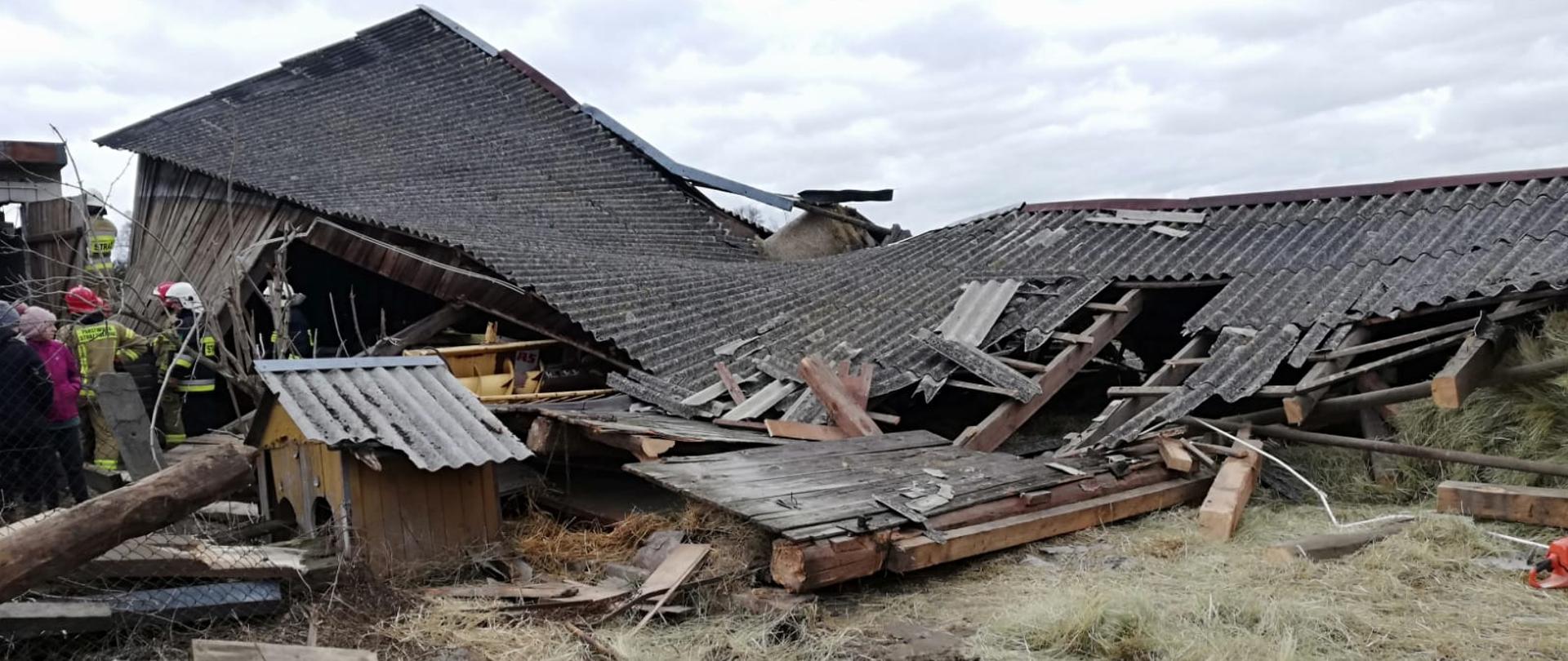 Działania po przejściu silnych wiatrów w gospodarstwie zawalony budynek gospodarczy