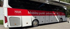 Mobilny punkt poboru krwi - autobus stojący na placu komendy.