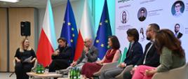 Uczestnicy debaty „Jak dezinformacja wpływa na transformację energetyczną i postawy społeczne?” zorganizowanej w ramach V FEEŚ.
