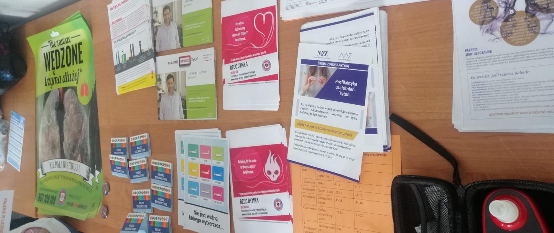 Ulotki informacyjne dla uczestników spotkania leżące na stole