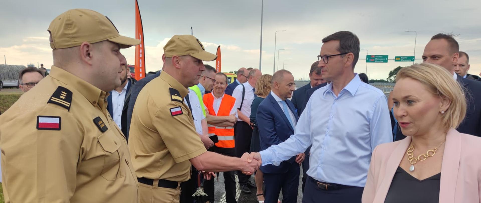 Widoczni uczestnicy uroczystości oddania do użytku drogi ekspresowej s11.