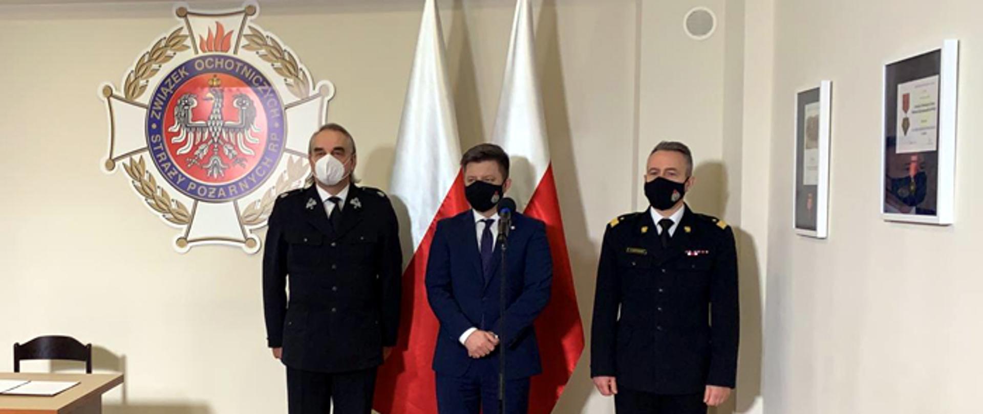 Zdjęcie przedstawia komendanta głównego z członkami rządu 