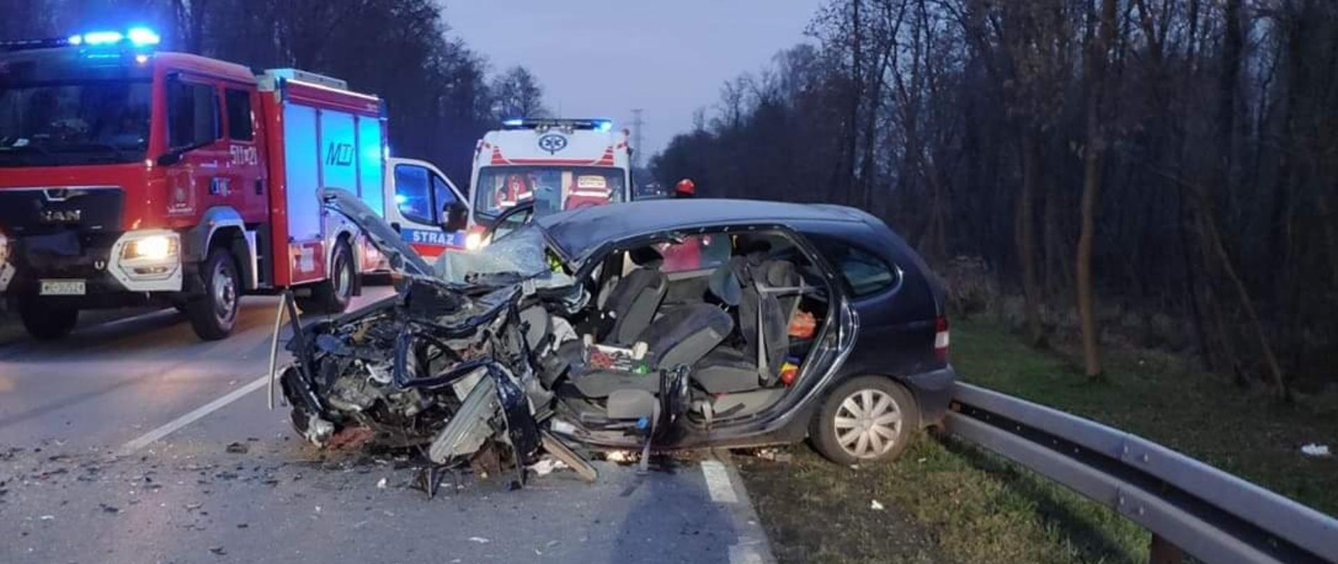 wraki samochodów po zderzeniu