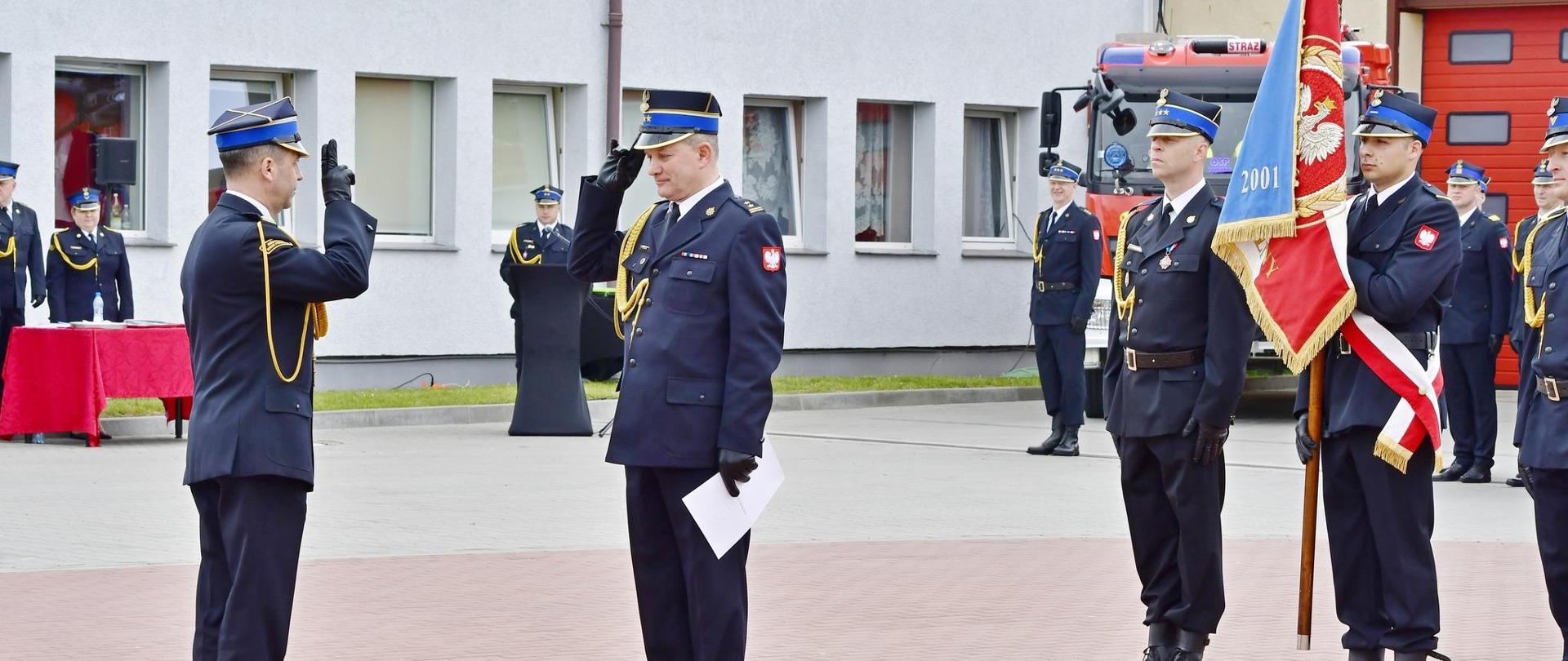 Zdjęcie przedstawia Powiatowe Obchody Dnia Strażaka 2024 w Świdwinie, na uroczystości strazakom wręczane sa awanse i odznaczenia.