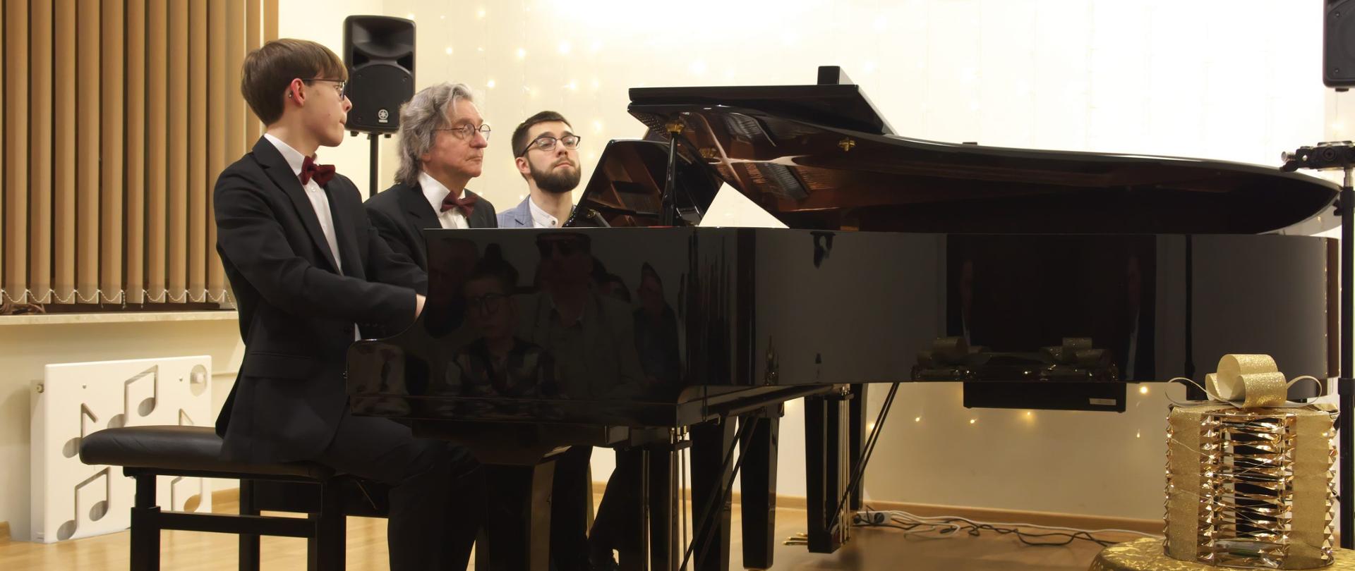 zdjęcie Filipa Kaucha i prof. Tatarskiego grających na fortepianie na 4 ręce