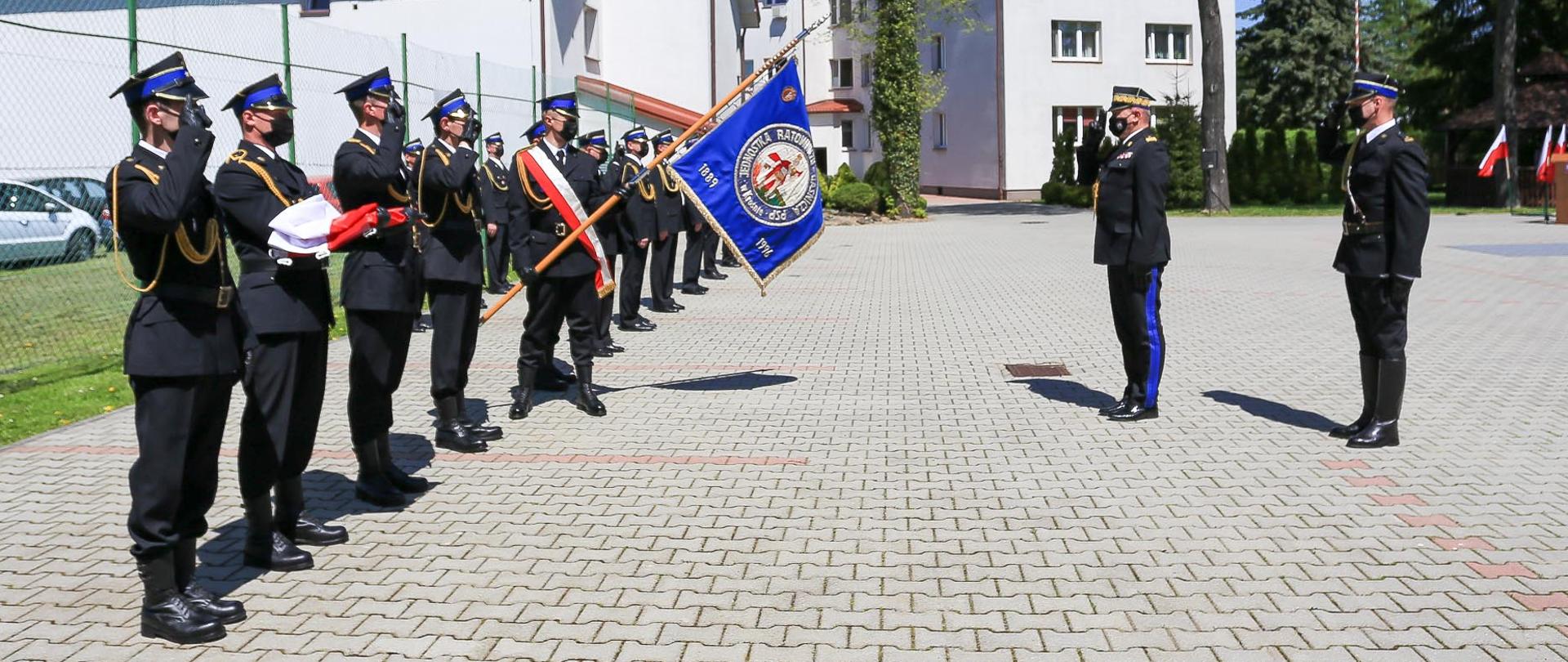 Podkarpacki Komendant Wojewódzki Państwowej Straży Pożarnej podczas przeglądu pododdziałów. Przywitanie ze sztandarem.
