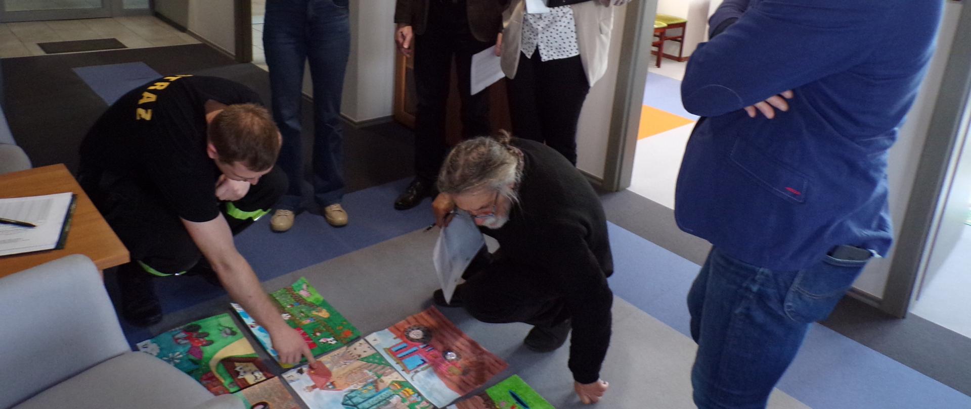 Jury podczas wyboru najlepszych prac.