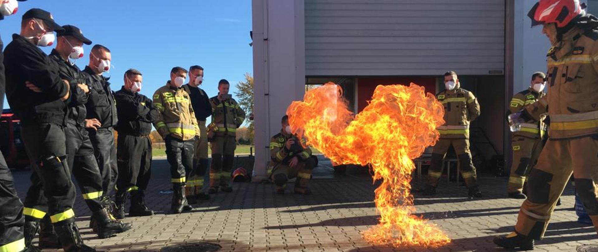 Strażacy w trakcie szkolenia z pożarów wewnętrznych 