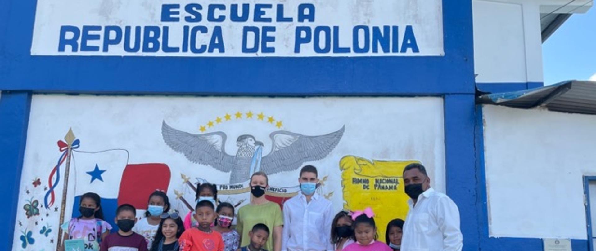 Pracownicy Ambasady RP (p. Joanna Zakrzewska i p. Mateusz Filip Bara) z Dyrektorem i uczniami Szkoły 