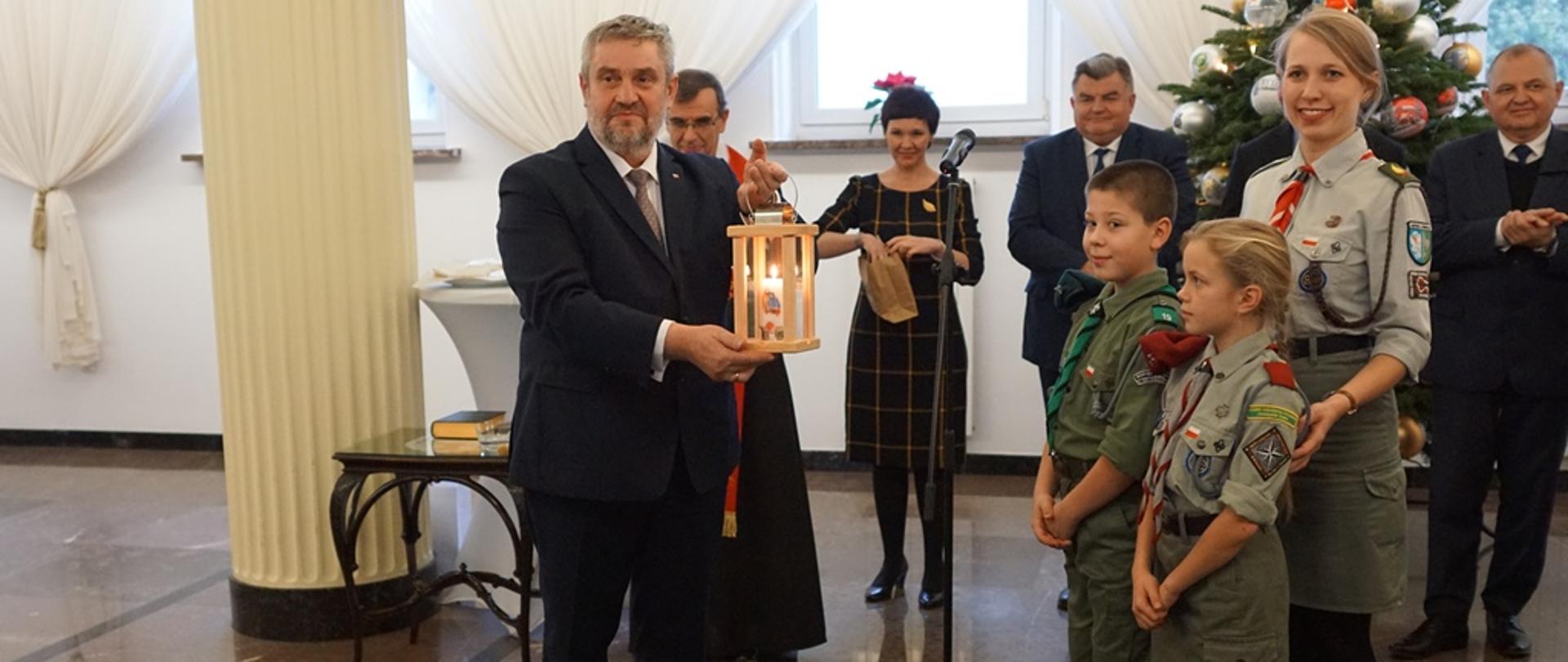 Minister J.K. Ardanowski z Betlejemskim Światłem Pokoju