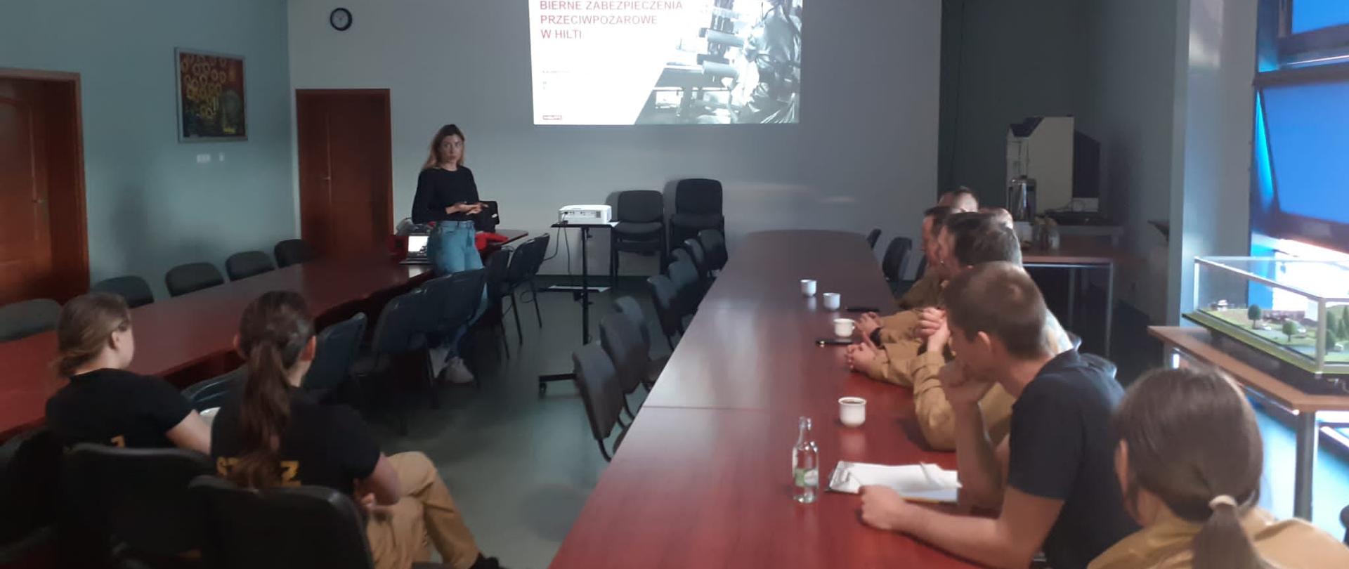 Strażacy podczas szkolenia w sali konferencyjnej