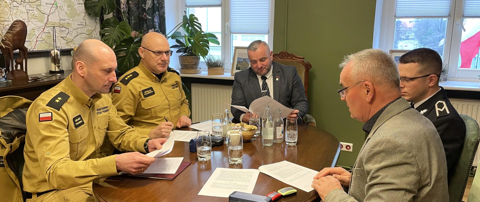 Sygnatariusze podpisują trójstronne porozumienie o włączeniu OJRG Bolków do KSRG