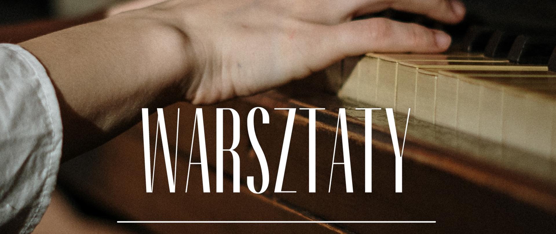 Plakat przedstawiający młode pianistyczne dłonie na mahoniowym fortepianie z klawiszami w tonacji kości słoniowej informuje o Warsztatach Pianistycznych prowadzonych przez profesor doktor habilitowany Joannę Ławrynowicz-Just z Uniwersytetu Muzycznego imienia Fryderyka Chopina w Warszawie 5 grudnia 2022 w godzinach 9:00-12.50 oraz 14.00-18.10 w sali B 103, odbywających się w Zespole Państwowych Szkół Muzycznych imienia Mieczysława Karłowicza w Krakowie, na które serdecznie zaprasza Sekcja Instrumentów Klawiszowych.
Całości obrazu dopełnia delikatna w wyrazie ramka.