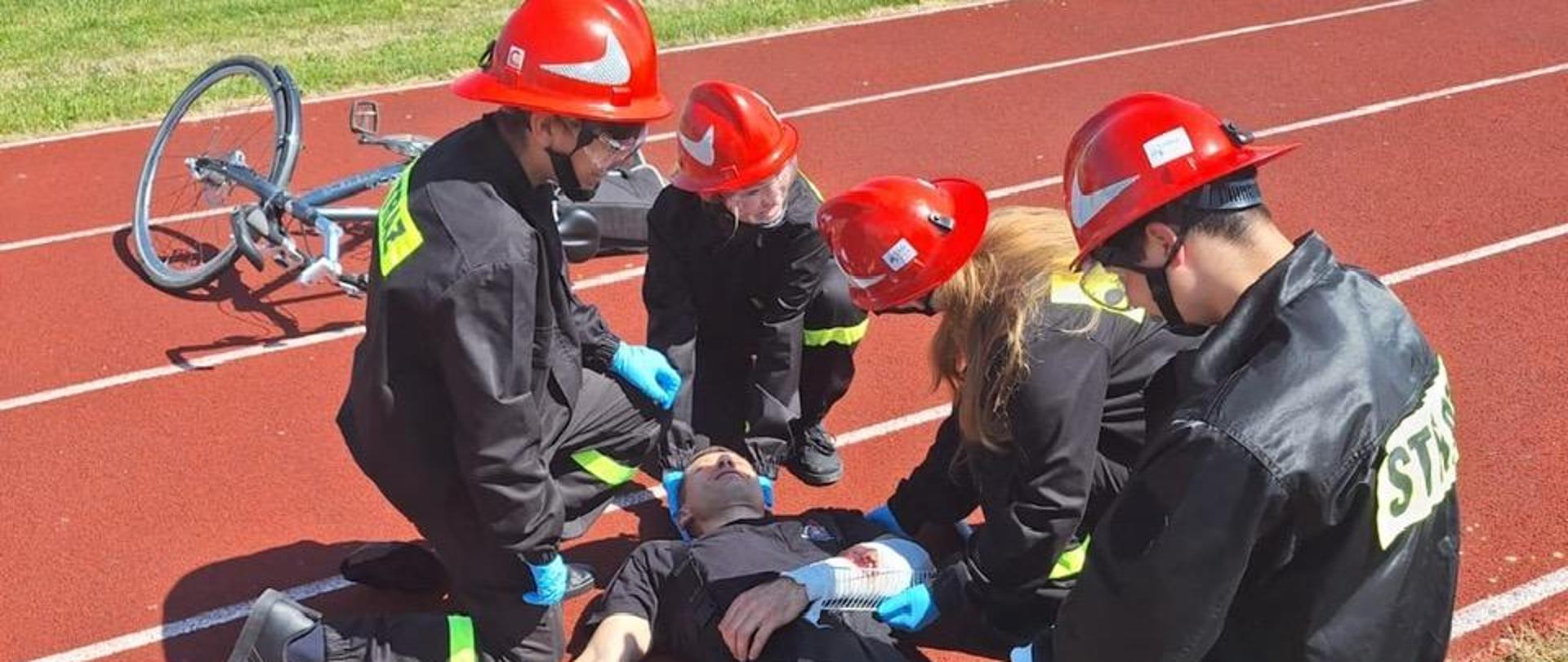 Na zdjęciu drużyna MDP podczas wykonywania zadania