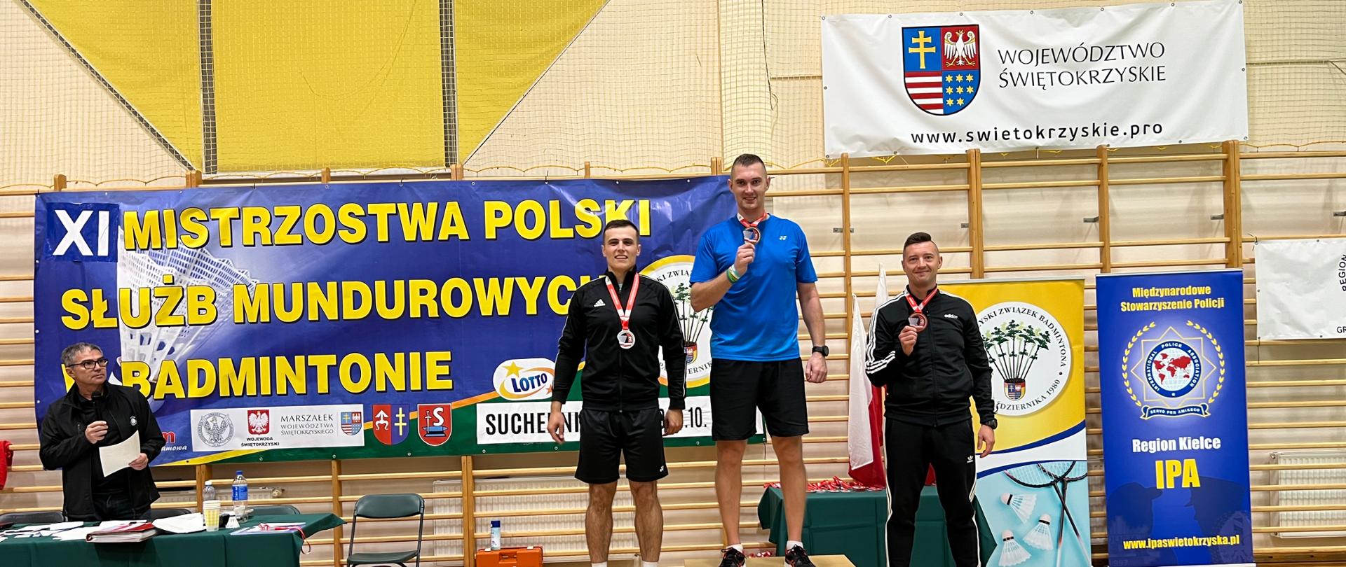 Konrad na 3 miejscu podium z medalem w ręku a obok pozostali finaliści