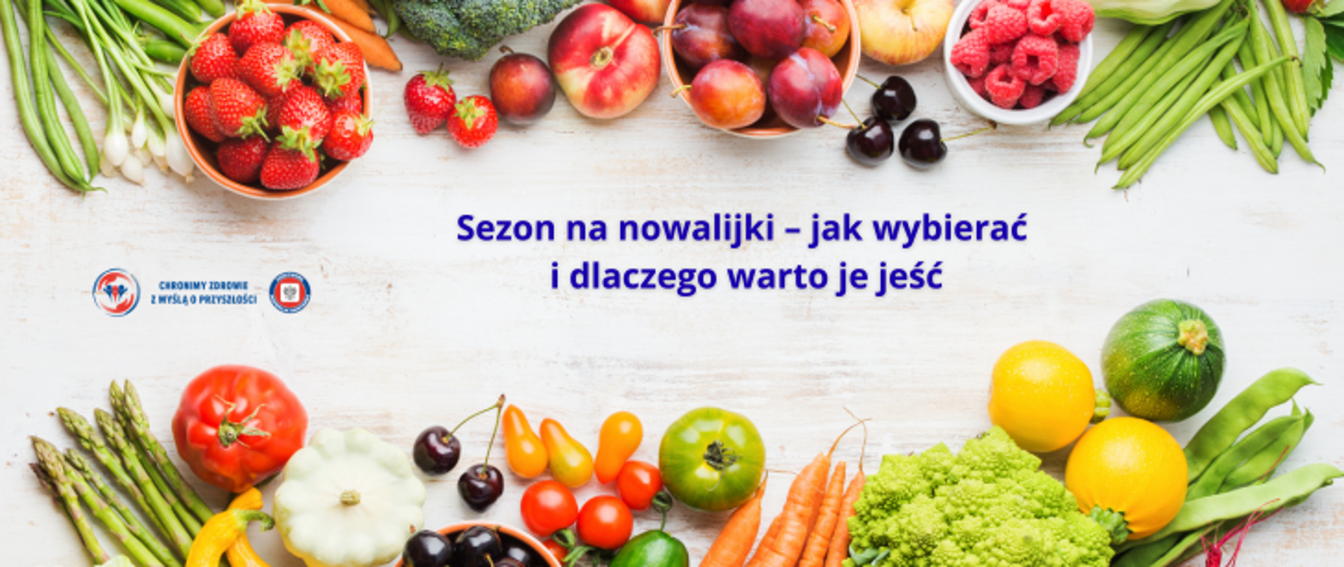 Na jasnym tle granatowy napis: Sezon na nowalijki - jak wybierać i dlaczego warto je jeść. Wokół na górze: kolorowe warzywa i owoce. szczypiorek, truskawki, brzoskwinie, śliwki, wiśnie, maliny, groszek zielony. Na dole: szparagi, pomidory, wiśnie, marchew, groszek, dynia. po lewej na środku logo Państwowej Inspekcji Sanitarnej wraz z hasłem chronimy zdrowie z myślą o przyszłości. 