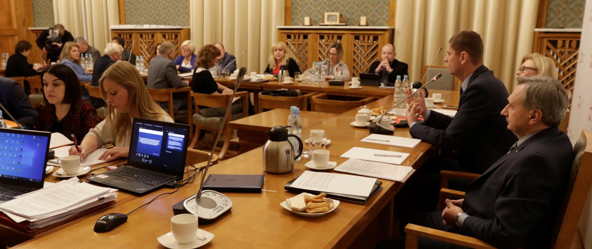 Rozmowy ze związkami zawodowymi. Przy stole siedzą członkowie kierownictwa resortu i związkowcy.