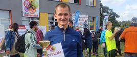 NA ZDJĘCIU STRAŻAK PSP NA PODIUM BIEGU