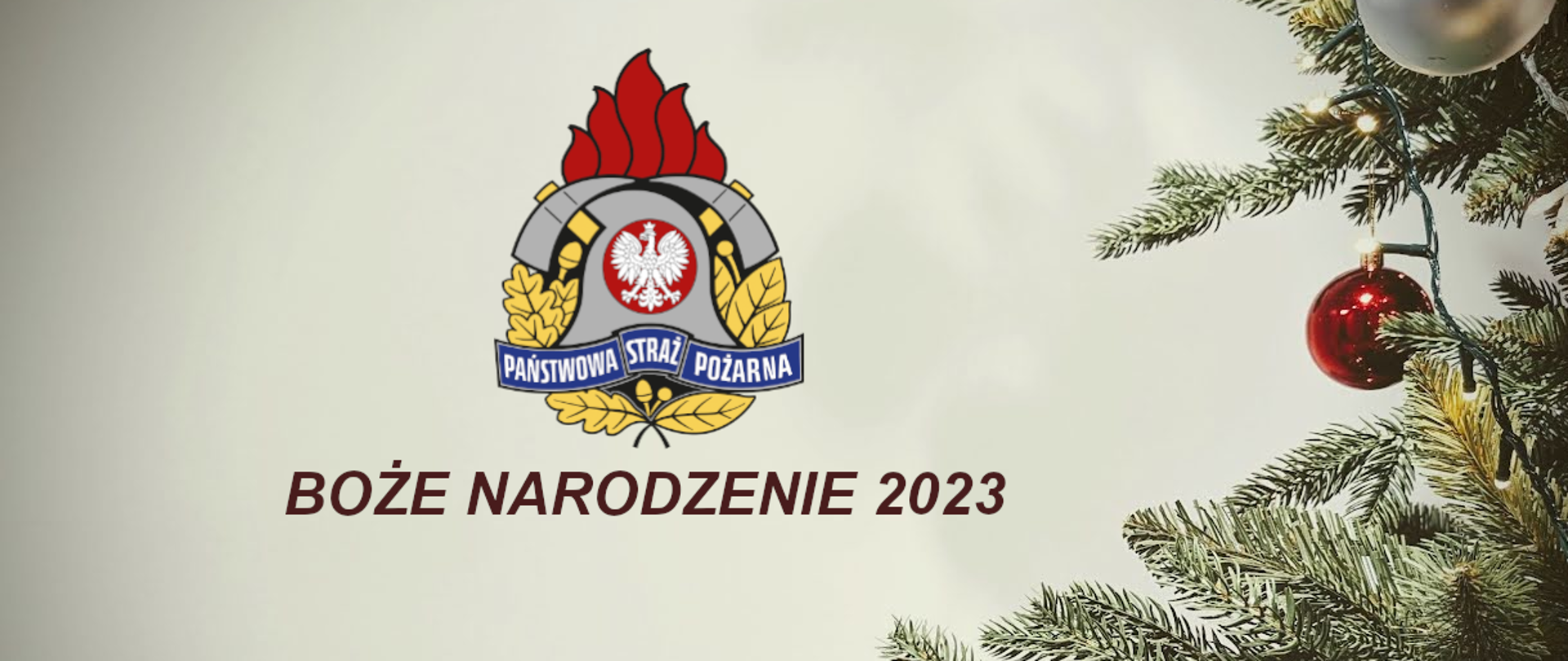 Zdjęcie poglądowe na kremowym tle logo Państwowej Straży Pożarnej. Pod nim napis widnieje napis Boże Narodzenie 2023. Po lewej stronie choinka świąteczna z bombkami i lampkami. 