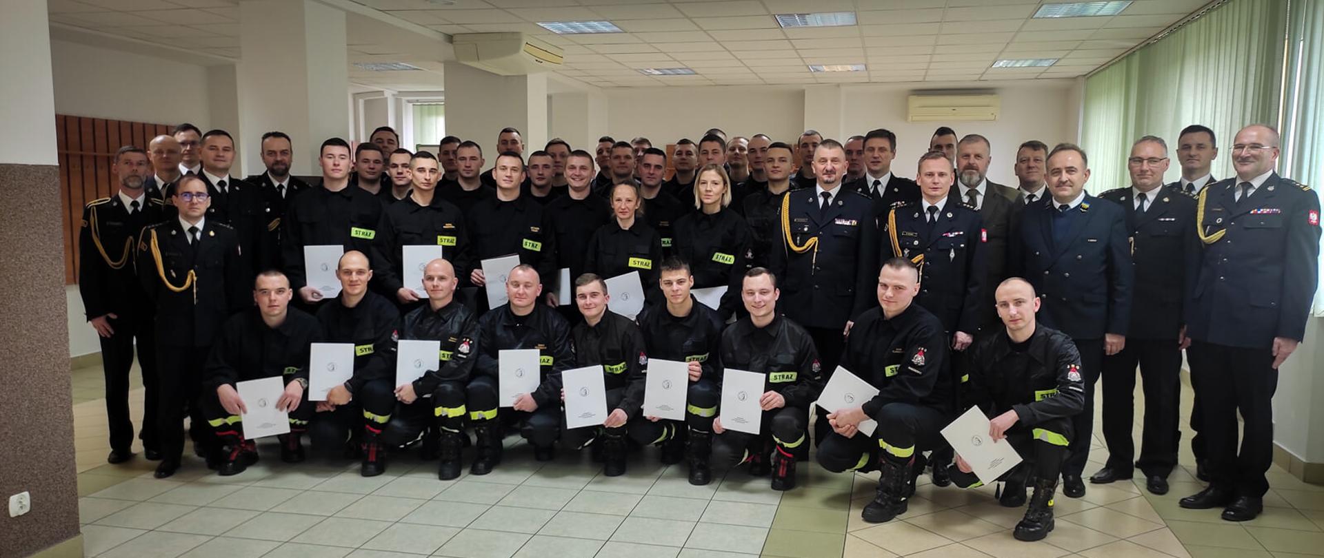 uczestnicy zakończenia szkolenia pozują do zdjęcia w sali konferencyjnej 