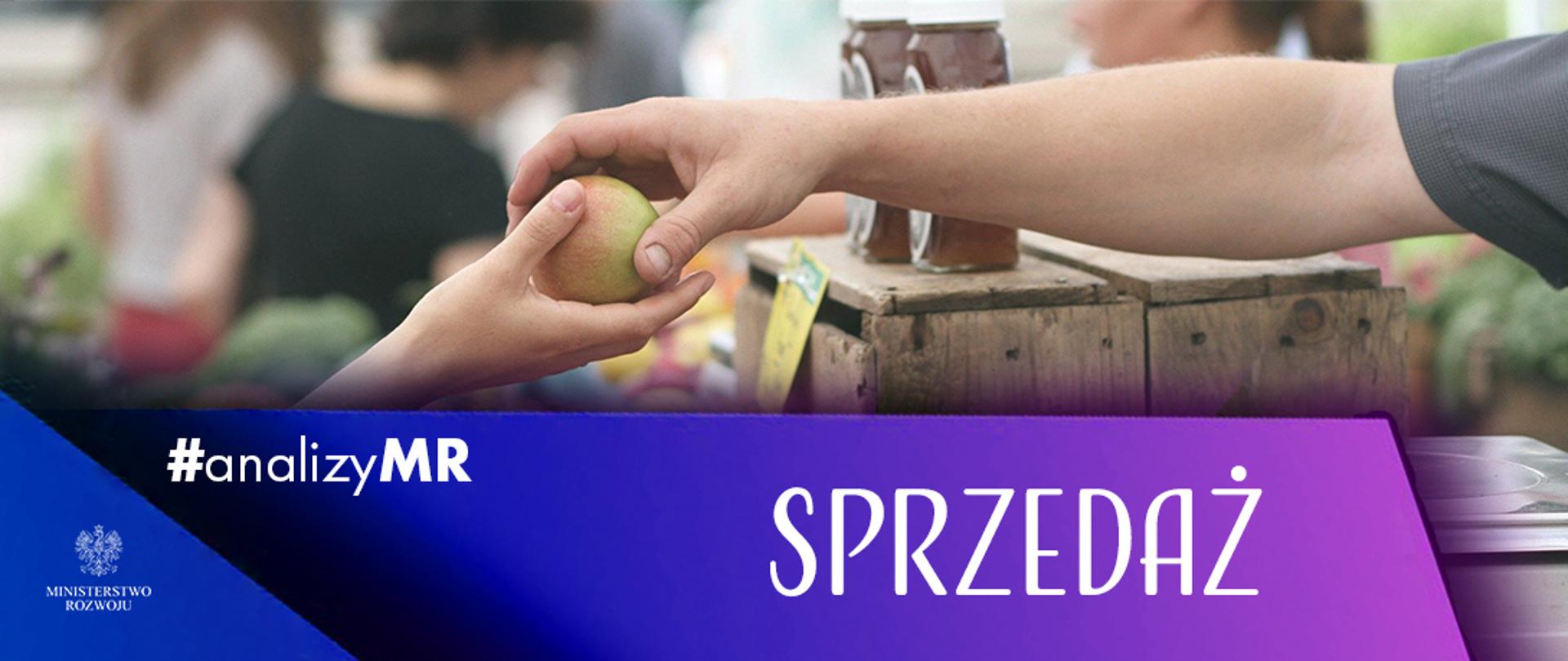 Na pierwszym planie napis "Sprzedaż". Na drugim zdjęcie przedstawiające rękę sprzedawcy kładącej jabłko na rękę klientki. W tle widać rozmazany stragan, owoce, wagę.